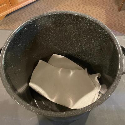 Enamel pot