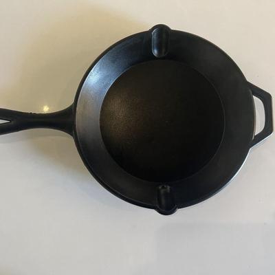 Foam frying pan prop