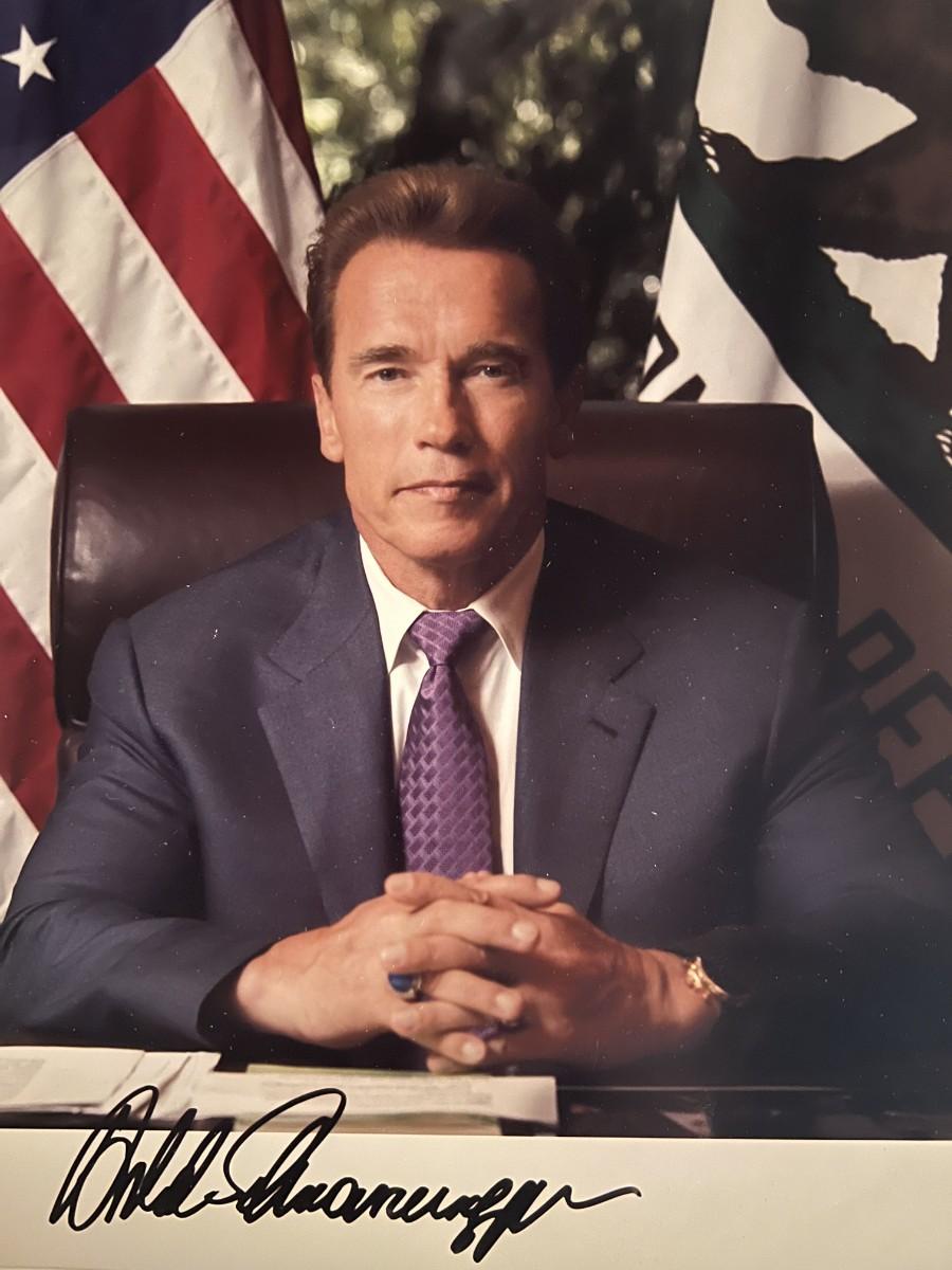 Arnold Schwarzenegger facsimile signed photo | EstateSales.org