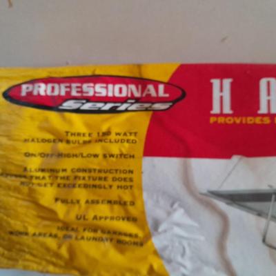 New Serie Professional Halogen shop light 3 150-watt halogen bulbs included