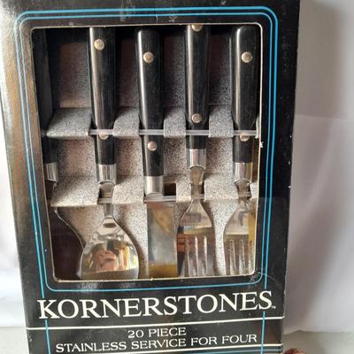 New Konerstones 20-piece silverware set with ceramic handled stainless steel utensil set