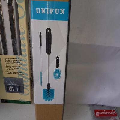 Brand new Kitchen Necessities - Silicone brushes - knife sharpener - Kinfe - utensil holder - cleaning brushes