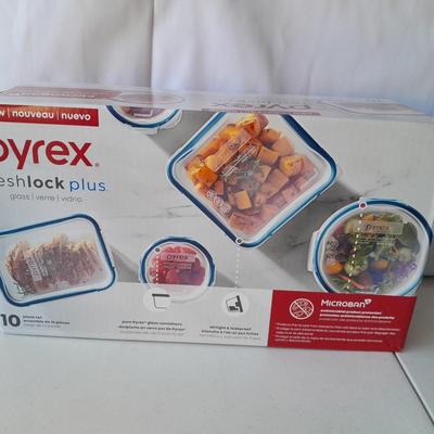 New in the box - glass 10-piece PYREX dish set - Freshlock plus lids Microban