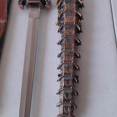 New collectible metal Asian Pagoda style Dagger