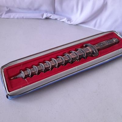 New collectible metal Asian Pagoda style Dagger