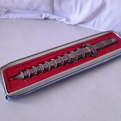 New collectible metal Asian Pagoda style Dagger
