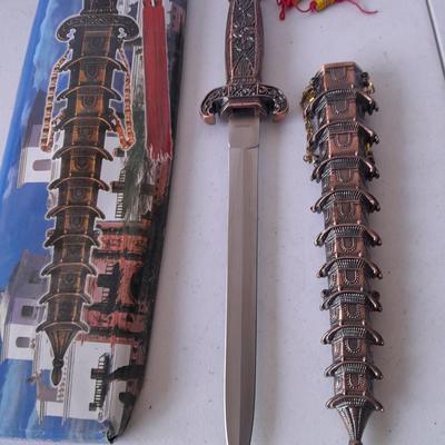 New collectible metal Asian Pagoda style Dagger