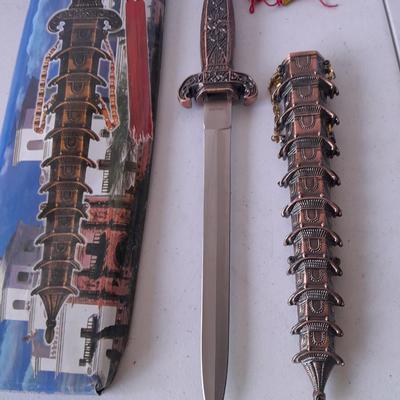 New collectible metal Asian Pagoda style Dagger