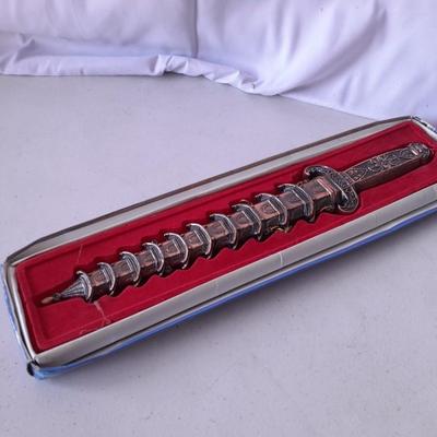 New collectible metal Asian Pagoda style Dagger