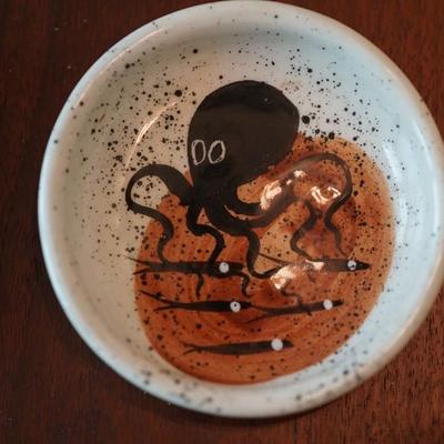 GROUPING OF SIX MCM CERAMIC SEA CREATURE HAND DECORATED UNDER GLAZE TRAYS OF 3 1/2" SIGNED