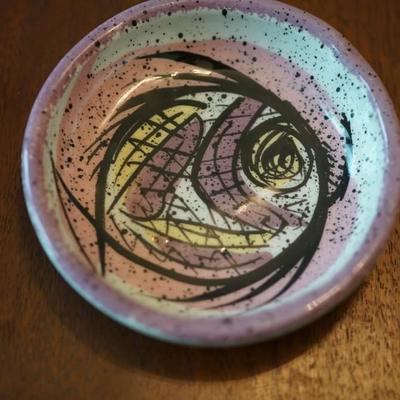 GROUPING OF SIX MCM CERAMIC SEA CREATURE HAND DECORATED UNDER GLAZE TRAYS OF 3 1/2" SIGNED