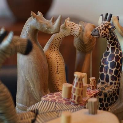 JEDANDO ORIGNAL KENYA ARTIST CRAFT NOVELTY WOODEN CARVED AFRICAN ANIMALS/ PARTY ANIMALS AT BAR