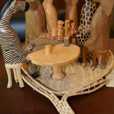 JEDANDO ORIGNAL KENYA ARTIST CRAFT NOVELTY WOODEN CARVED AFRICAN ANIMALS/ PARTY ANIMALS AT BAR