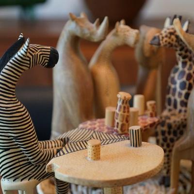 JEDANDO ORIGNAL KENYA ARTIST CRAFT NOVELTY WOODEN CARVED AFRICAN ANIMALS/ PARTY ANIMALS AT BAR