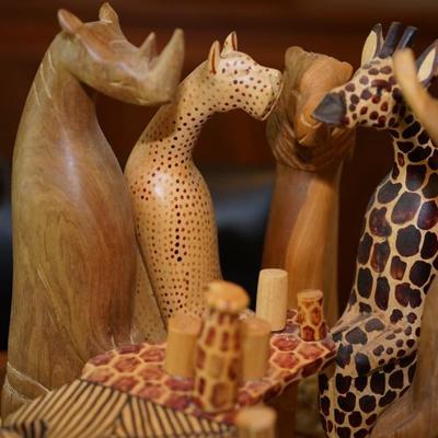 JEDANDO ORIGNAL KENYA ARTIST CRAFT NOVELTY WOODEN CARVED AFRICAN ANIMALS/ PARTY ANIMALS AT BAR