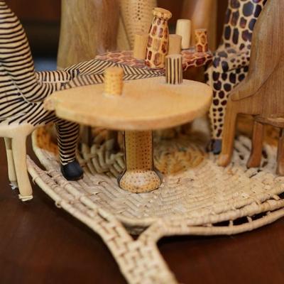 JEDANDO ORIGNAL KENYA ARTIST CRAFT NOVELTY WOODEN CARVED AFRICAN ANIMALS/ PARTY ANIMALS AT BAR
