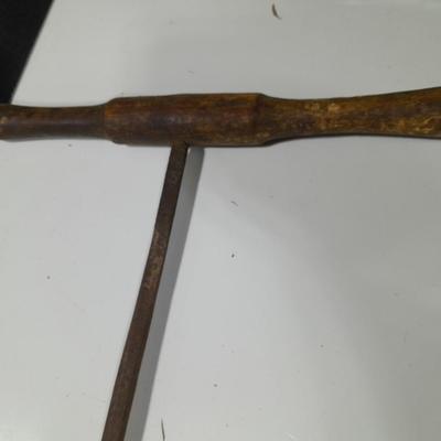 Primitive T Handled Auger
