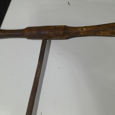 Primitive T Handled Auger