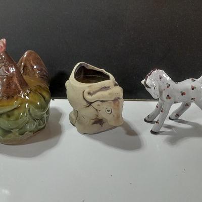 Small elephant planter with chicken and a horse