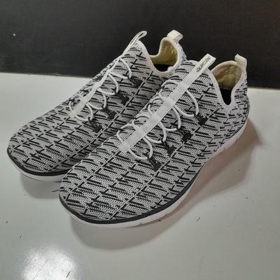 Sketcher shoes size 9