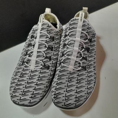 Sketcher shoes size 9