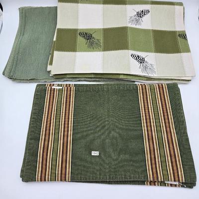 Green Themed Table Placings