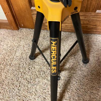 Dual guitar stand