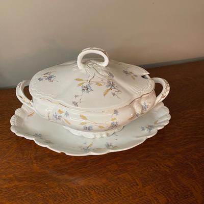 Soup tureen