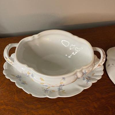 Soup tureen