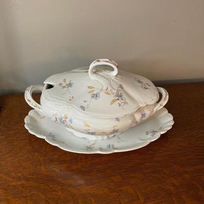 Soup tureen