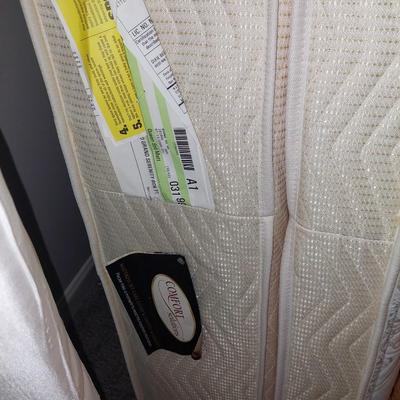 Pillow top Queen mattress plus linens