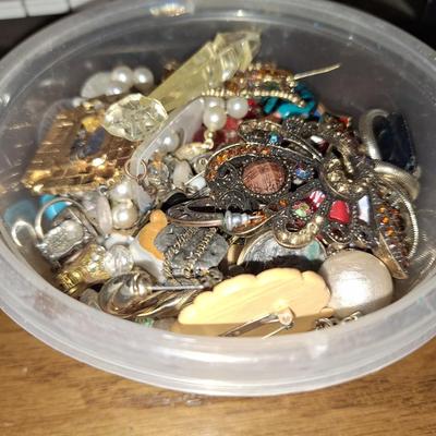 Misc broken jewelry lot