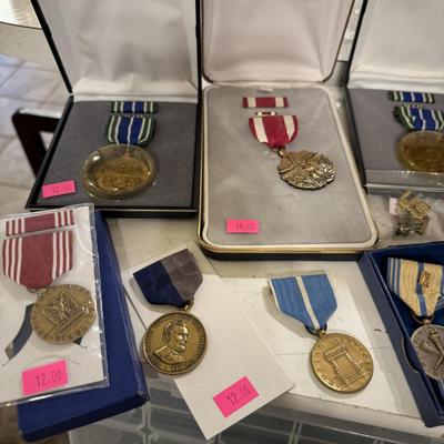Military Metals, Pins & Commemorative coins