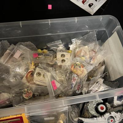 Military Metals, Pins & Commemorative coins