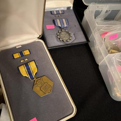 Military Metals, Pins & Commemorative coins