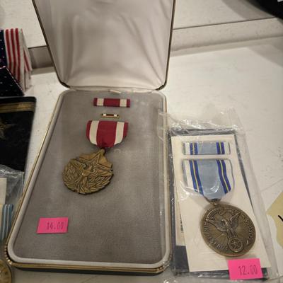 Military Metals, Pins & Commemorative coins