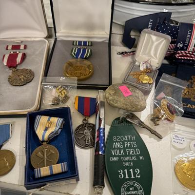 Military Metals, Pins & Commemorative coins