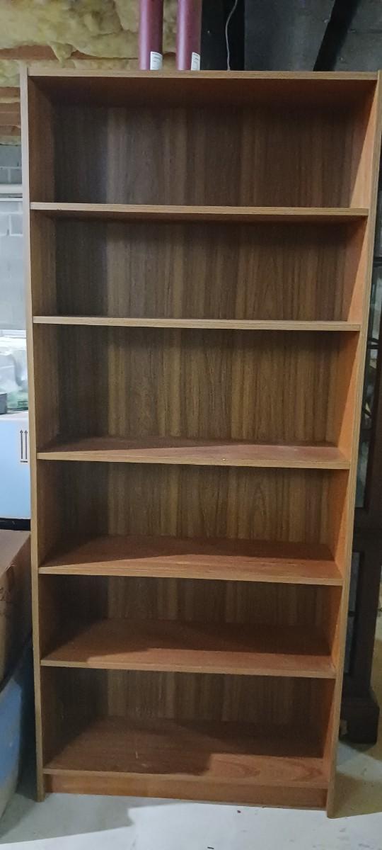 Wood Bookshelf /case | EstateSales.org