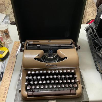 Vintage Mid-Century Optima Elite 3 Manual Typewriter w/Case in Good Working Condition.