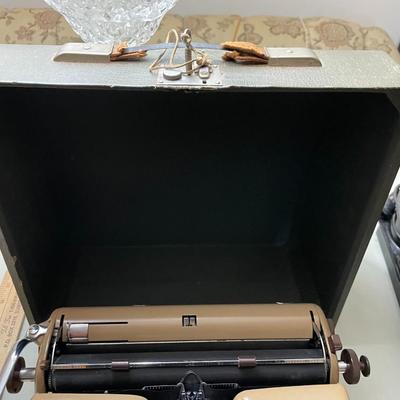 Vintage Mid-Century Optima Elite 3 Manual Typewriter w/Case in Good Working Condition.