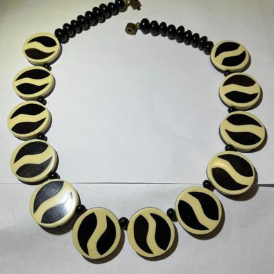 Vintage Mid-Century Resin/Lucite Reversable Necklace 18" Long in Good Preowned Condition.