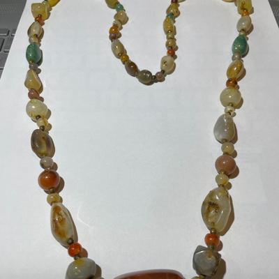 Vintage 32" Agate/Quartz Bead Necklace in Good Preowned Condition as Pictured. (Jewelry #59).