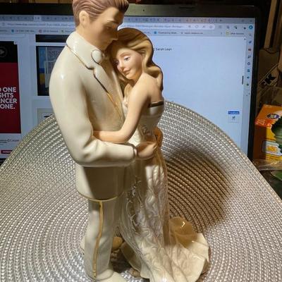 Lenox Bride / Groom Making Memories Figurine / Cake Topper Ivory 24k Gold Accents 8.75" Tall in VG Preowned Condition.