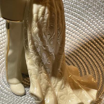 Lenox Bride / Groom Making Memories Figurine / Cake Topper Ivory 24k Gold Accents 8.75" Tall in VG Preowned Condition.
