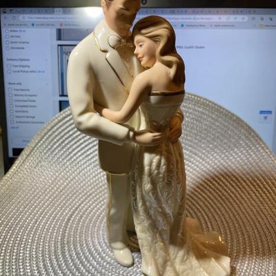 Lenox Bride / Groom Making Memories Figurine / Cake Topper Ivory 24k Gold Accents 8.75" Tall in VG Preowned Condition.
