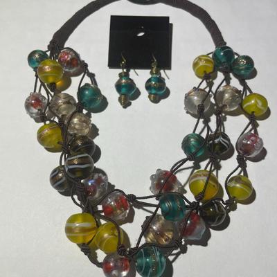 Marble Bead 18" Fashion Necklace w/Matching Earrings in New Never Worn Condition.
