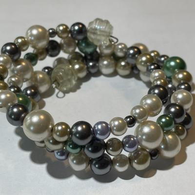 Vintage Faux Pearl Mixture Slip-on Bangle Bracelet as Pictured in Very Good Preowned Condition.