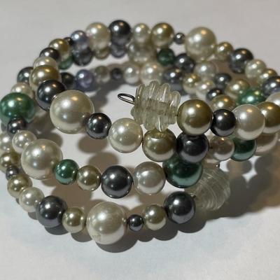 Vintage Faux Pearl Mixture Slip-on Bangle Bracelet as Pictured in Very Good Preowned Condition.