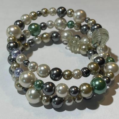 Vintage Faux Pearl Mixture Slip-on Bangle Bracelet as Pictured in Very Good Preowned Condition.