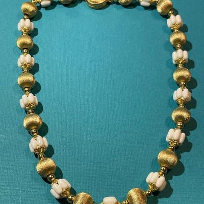 Vintage 16" Choker Gold-tone Metal Bead Fashion Necklace in VG Preowned Condition. Very Nicely Made.